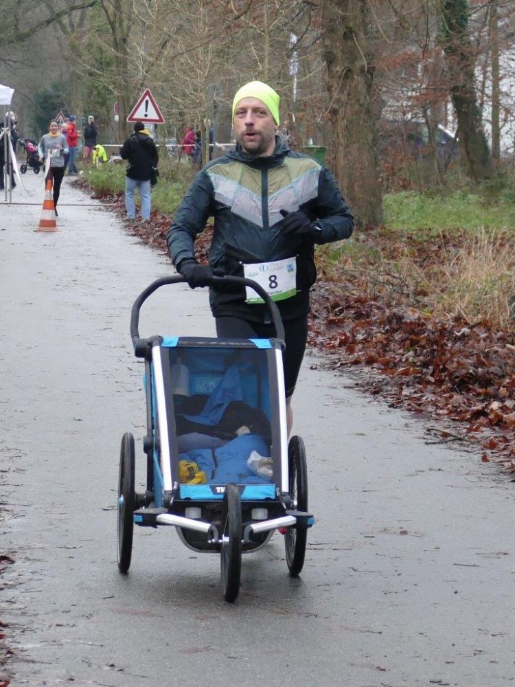 Thorsten mit Babyjogger zum 2. Platz in der AK. (Foto von Ekkehard Gübel)